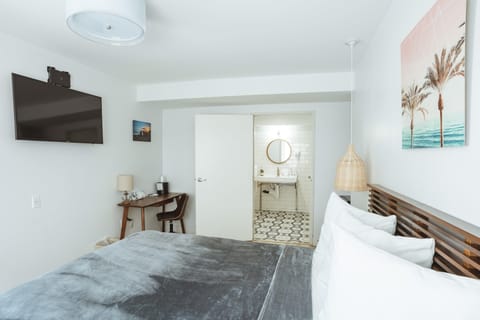 ADA - Deluxe Room, 1 Queen Bed, Accessible Non Smoking image 1