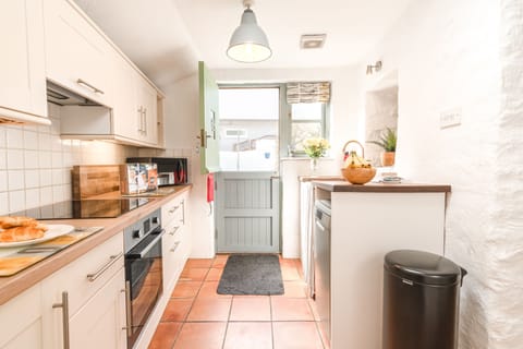 Salty's Cottage, St Agnes. Ground floor: Kitchen with a four-ring induction hob, electric oven, microwave, fridge and dishwasher