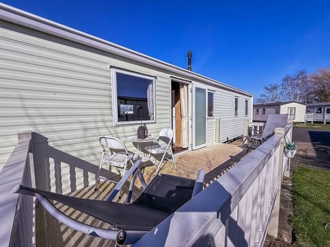 Whether it’s a last minute break or a planned getaway, Southview Holiday Park Lincolnshire offers the perfect staycation UK experience with caravans featuring decking and access to Fantasy Island Skegness.