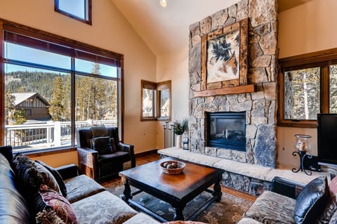 Come and stay in our elegant and luxurious 4 bedroom home!