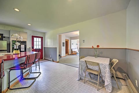 Kitchen | Dining Area | Dishware & Flatware Provided