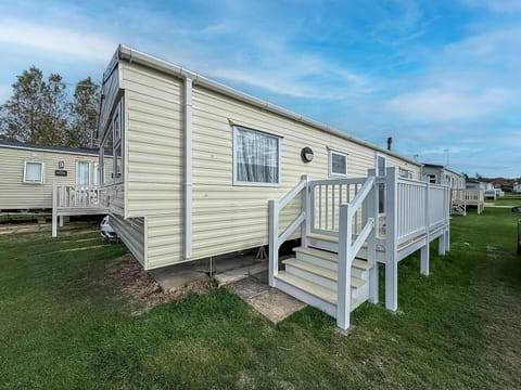 Escape to the stunning Norfolk coast in this lovely dog-friendly, 6 berth static caravan located on Manor Park Holiday Park for your 2026 holidays and experience the perfect blend of relaxation and adventure.