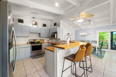 Breakfast bar and kitchen