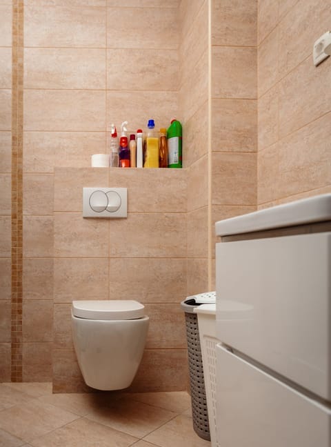 Modern private bathroom with shower, hot water, clean towels, toilet, etc.