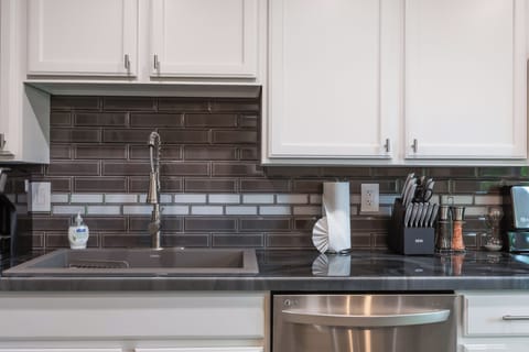 Deep sink and commercial sprayer faucet, full knife set. Salt and Pepper grinder