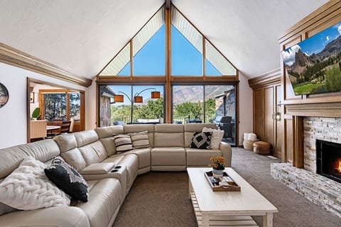 Main floor living with mountian view, gas fireplace and large smart TV. 