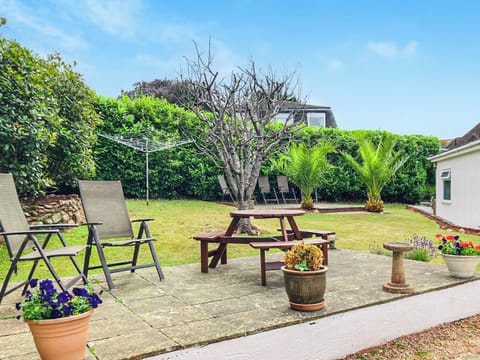 Sitting-out-area | Driftwood - Blue Waters Apartments, Goodrington, near Paignton