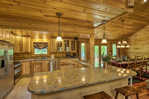 Fully Equipped Kitchen | 4-Person Breakfast Bar