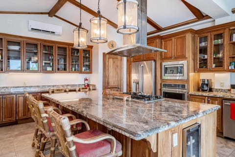 Surfside Gecko - Large Oceanfront Villa with Pool, Close to Village (5301)