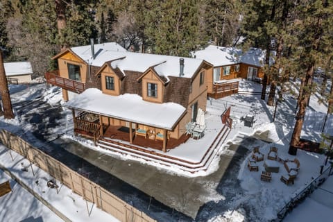 Cozy 3BR/2BA cabin with smart TVs in all BRs. Short walk to Bear Mtn with Views.