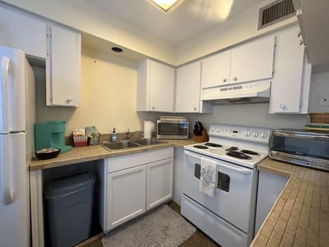 Full kitchen minus a dishwasher .  2 bedrooms 1 bath close to beach 