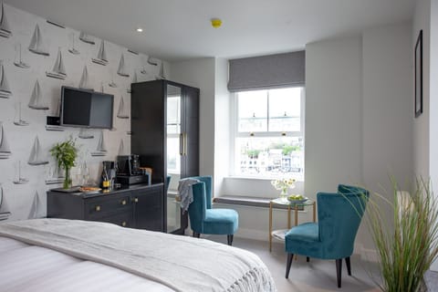 Room with wardrobe, TV, drink station ad harbour views - Golden Vanity Suite