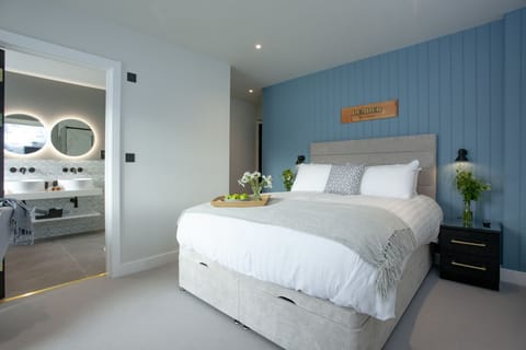 King sized bed with bedside tables and lamps - Leader Suite