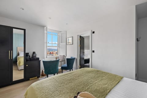 Wardrobe, tea and coffee making facilities -Leader Suite