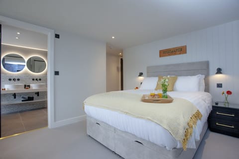 King sized bed with bedside tables and lights - Vigilance Suite
