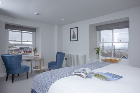 King size bed with harbour view - Pilgrim Suite