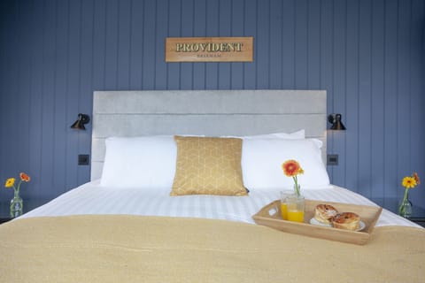 King sized bed with bedside lights - Provident Suite