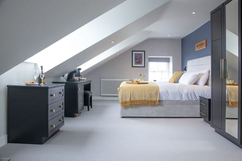 Spacious suite with king sized bed and storage - Provident Suite