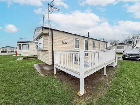Spend sunny afternoons on the caravan decking, soaking up the coastal atmosphere at Seawick Holiday Park.