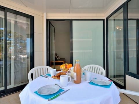 Table, Tableware, Furniture, Property, Azure, Building, Door, Plate, Textile, Chair