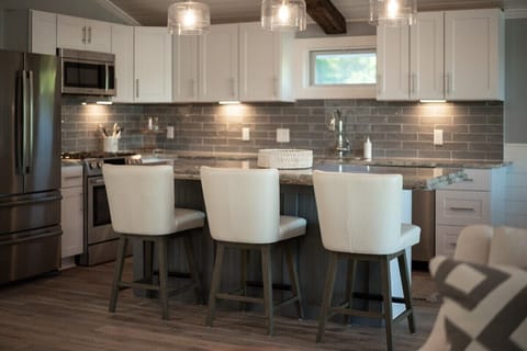 Breakfast bar seating of 3 in the kitchen