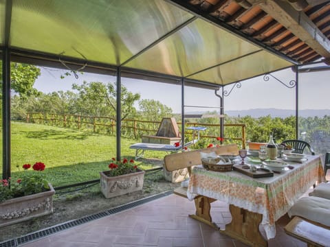 Plant, Table, Property, Furniture, Building, Flowerpot, Flower, Shade, Interior Design, Outdoor Furniture