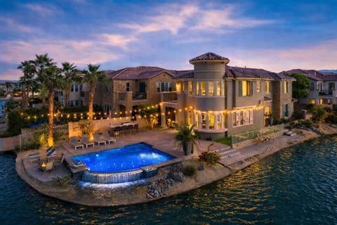 Welcome to Lakefront Dream! Your home away from home.
