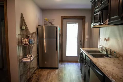 Kitchen has plenty of room for groceries.