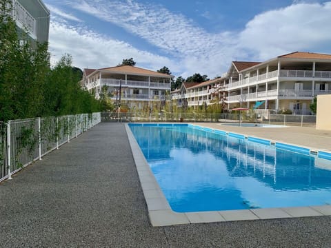 Cloud, Water, Building, Sky, Plant, Azure, Swimming Pool, Window, Tree, House
