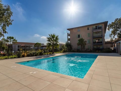 Water, Sky, Plant, Property, Daytime, Building, Swimming Pool, Azure, Tree, Window