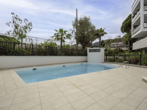 Cloud, Building, Daytime, Sky, Property, Water, Swimming Pool, Plant, Azure, Tree