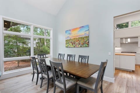 Dinng area seats 8 with more seating in kitchen!