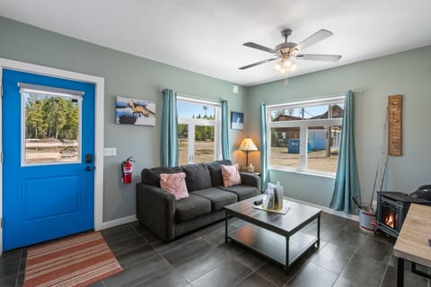 Living Room with queen-size pull-out sofa