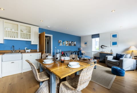 8 Fernhill, Carbis Bay. A lovely family dining setting.