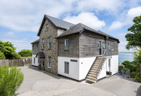 Welcome to 8 Fernhill, Carbis Bay.