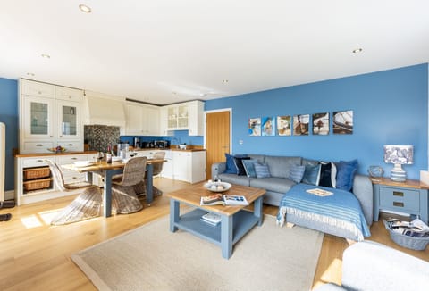 8 Fernhill, Carbis Bay. Open-plan sitting, dining and kitchen area.