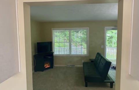 Beach, State Park, unparalleled location. 5 miles from Boyne and Nubs Skiing Apartment in Bear Creek