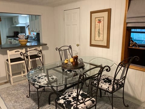 Dining area seating for 6