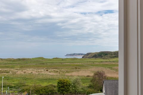 Lovely Apartment, Spectacular Coastal Views, Short Walk to Beach