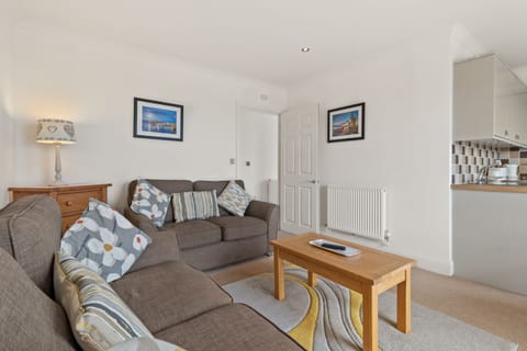 Lovely Apartment, Spectacular Coastal Views, Short Walk to Beach