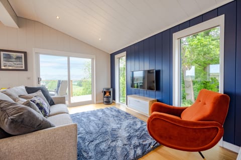 Avocet Lodge, Ingoldisthorpe: From the sitting area looking to the outdoor deck