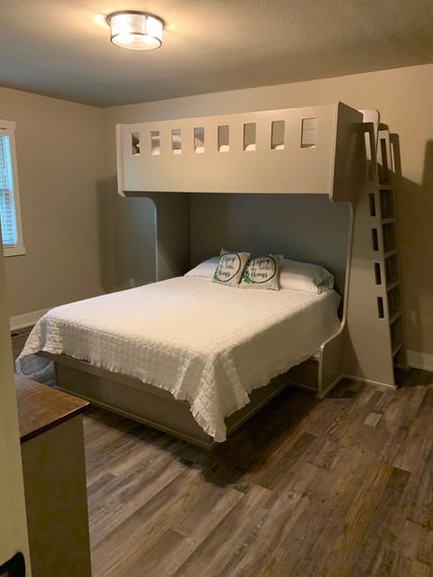2nd bedroom queen bottom/twin top