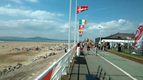 the promenade 1 min from hse 