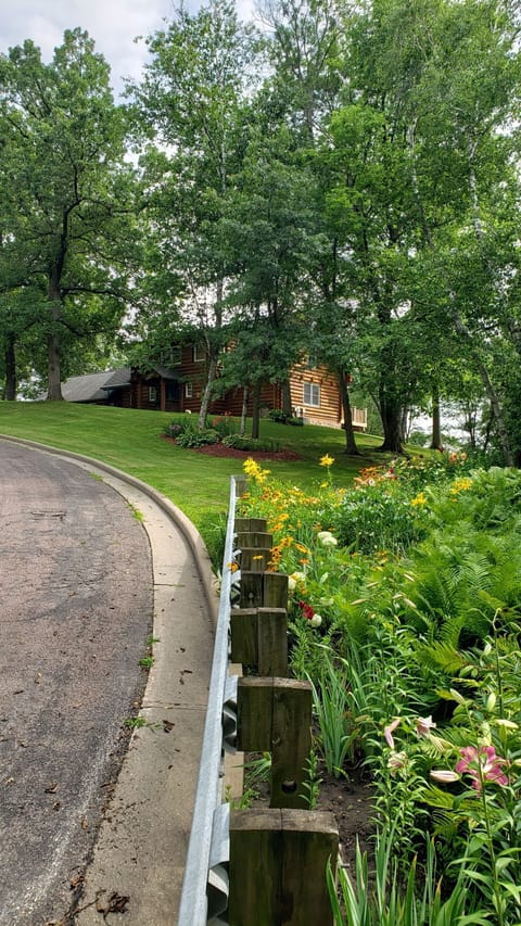 Spring at the Rosewood Lodge is filled with the beautiful smell of flowers.🌺