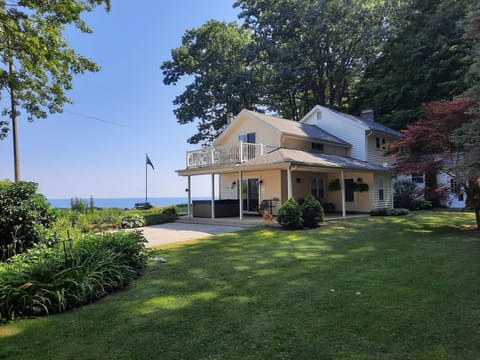 The Cliffside Getaway - 3 bed 2.5 baths on a 1.5 acre private lakefront lot.