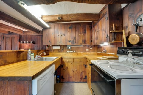 Fully Equipped Kitchen | 1st Floor | Cookware Provided