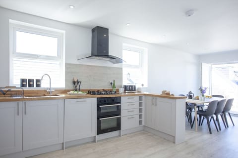 Kitchen with oven, hob, dishwasher, toaster and washing machine - Ocean View