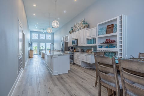 TALL CEILINGS AND LOTS OF SPACE.  THE SALTY MERMAID GIVES YOU PLENTY OF ROOM TO RELAX. OCEAN VIEW