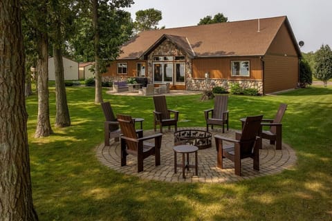 Stunning lakeside yard