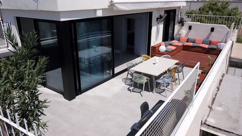 Unique boutique style rooftop apartment with 60m roof terrace
